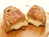 Sandwich Grilled cheese au Bagna Cauda