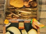 Degustazione di formaggi con pani, mieli e confettura