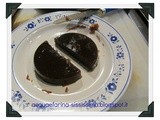 Triangoli di cioccolato fondente 75% con cuore al caffè e muscovado su crema alla liquirizia