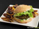 Veggy burger con maionese veg e chips di radici