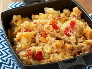 Slow cooker mac and cheese with bacon and tomatoes