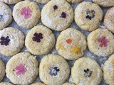 How to bake cookies with flowers