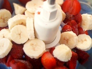 Strawberry and Banana ice-cream: sugar free, gluten free, raw and vegan