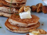 Blini di castagne con caprino, miele e noci