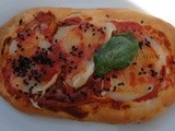 Bruschetta di pane pomodoro peperoni e provola