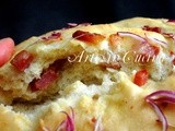 Focaccia al mais con pancetta e cipolla