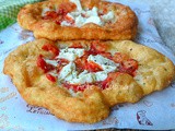 Pizza fritta napoletana al pomodoro