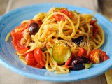 Spaghetti zucchine tonno e olive ricetta veloce