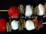 Spiedini di zucchine mozzarella e pomodori