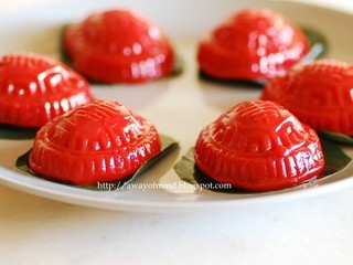 Sweet Potato Angkoo Kueh (Red Tortoise Cake/Steamed Sweet Potato Glutinous Rice Paste with Mung Bean Filling)