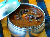 Poondu Vengaya Vathakuzhambu (Garlic and Shallots Tangy Kuzhambu)