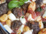 Gnocchi in tomatensaus met balletjes