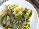 Pasta met champignonsaus en broccoli