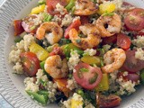 Quinoa met garnalen, groenten en kruiden