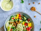 Zomerse salade met avocadodressing