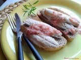 Crostoni di sgombro con salsa al rosmarino e pepe rosa