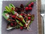 Insalata di radicchi di campo, Parmigiano Reggiano, guanciale caramellato e vinaigrette di lamponi per un lampone nel cuore