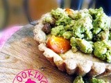 Frolla ripiena di frangipane alle mandorle e pistacchi, albicocche e crumble di pistacchi
