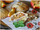 Hand Pies di farro con pesche, nocciole e melissa – Spelt hand pies with nectarines, hazelnuts and lemon balm