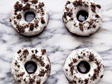 Τα πιο λαχταριστά donuts με μπισκότο oreo στο πιάτο σας