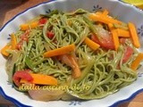 Noodles al tè verde con verdure saltate