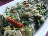 Rice vermicelli con pollo, spinaci e olive