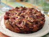 Cake with Figs Cooked in White Wine