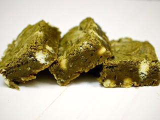 Green tea (matcha) white chocolate chip blondies
