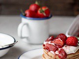 Mandel Pancakes mit Holunderblüten-Ricotta & gerösteten Erdbeeren
