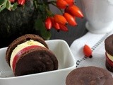 Biscotto al cacao con gelèe di lamponi e mousse al cioccolato bianco