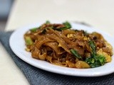 Pad See Ew ( Thai Stir Fried Flat Noodles )