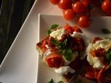Bruschetta ai tre pomodori, mozzarella di bufala e basilico