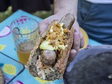 Hotdogs met koolsla, in bier gekarameliseerde ui en picklesmayo