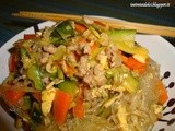 Spaghetti di soia con carne e verdure