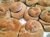 Hομεmade spinach-feta pastry rolls-στριφταρια με σπανακι & φετα