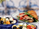Grčka salata i kroasan sendviči