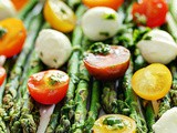 Špargle na caprese salati / Asparagus caprese salad