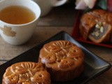 传统莲蓉月饼 Traditional Lotus Paste Mooncakes