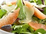 Salade van roze pompelmoes en venkel met avocadopuree, macadamianoten en granaatappel