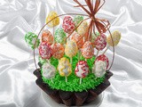 Великденска кошница с кексчета-яйца на клечка