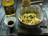 Noodles con uova, verdure e gamberoni: un breve viaggio nella storia e nella cultura della cucina cinese (e la grammatica della bacchette)
