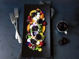 Storie di prugne e l'insalata gourmet con verdura, frutta, semi e feta