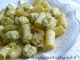 Rigatoni con porri e bocconcini di ricotta di capra alle erbe aromatiche