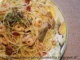 Spaghetti con gamberetti, carciofi e pomodori secchi