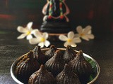 Village Style Karupatti Karuvepillai Kozhukattai | Curry leaf Sweet Dumplings | Palm Jaggery and Curry Leaf Kozhukattai