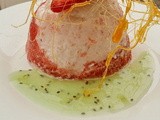 : Panna cotta s jagodama, umakom od kiwija i vučenim šećerom