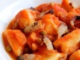 Gnocchi con sugo di pomodoro, piselli e pancetta... Gnocchi with tomato sauce, peas and bacon