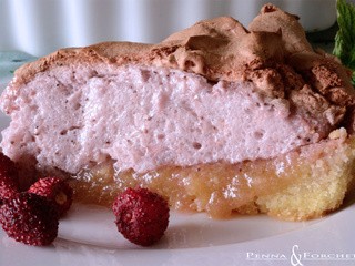 Torta meringata alla frangipane e alle fragoline di bosco - Meringue pie with frangipane cream and wild strawberry