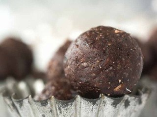 Homemade Food Gift Idea: Raw Chocolate Truffles