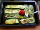 Sommerlicher Salat und gebratene Zucchinischeiben
